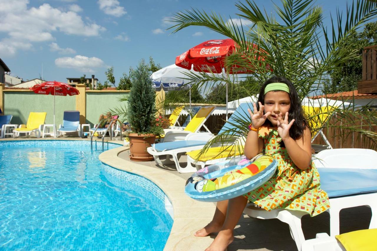 Family Hotel Gery คราเนโว ภายนอก รูปภาพ